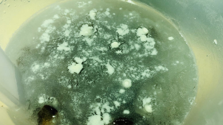西葫芦炒木耳,加面粉洗去吸附在木耳表层的杂物;