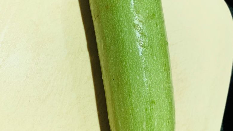 西葫芦炒木耳,<a style='color:red;display:inline-block;' href='/shicai/ 66'>西葫芦</a>洗净,待用;