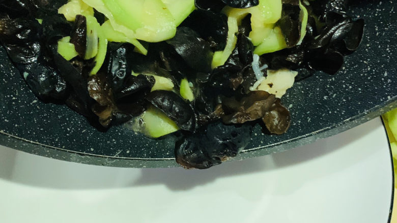 西葫芦炒木耳,翻炒均匀,起锅;