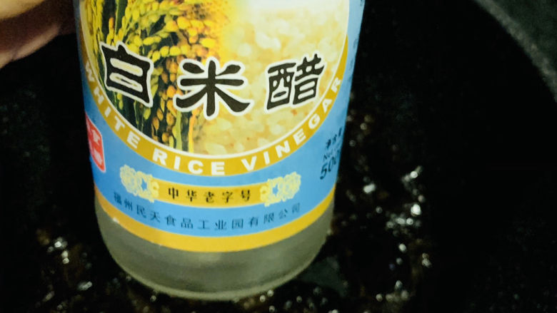 西葫芦炒木耳,加白米醋;