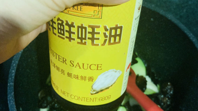 西葫芦炒木耳,加<a style='color:red;display:inline-block;' href='/shicai/ 721'>蚝油</a>;
