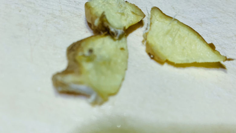红烧秋刀鱼,姜切片;