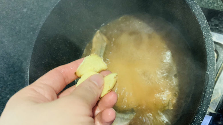 红烧秋刀鱼,加入姜片;