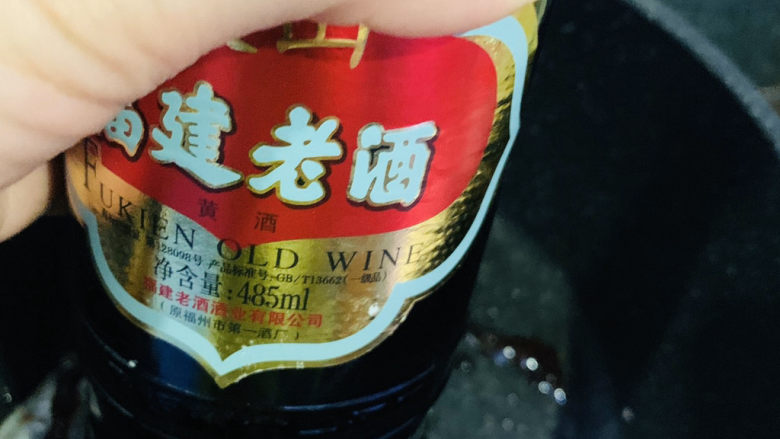 红烧秋刀鱼,加<a style='color:red;display:inline-block;' href='/shicai/ 718'>料酒</a>;