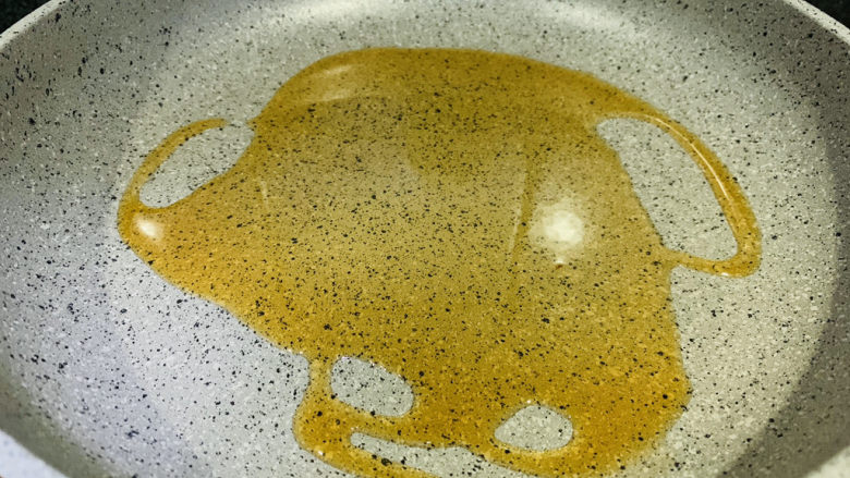 干煎秋刀鱼,先用姜片刷下锅,然后加食用油;