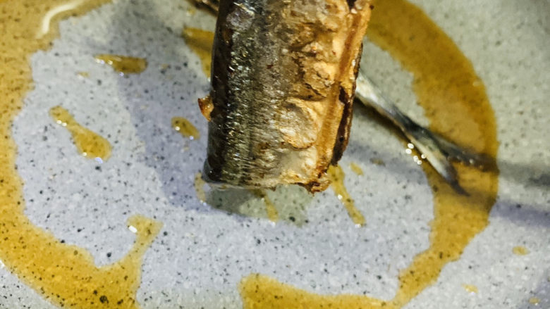 干煎秋刀鱼,两面金黄,夹起;