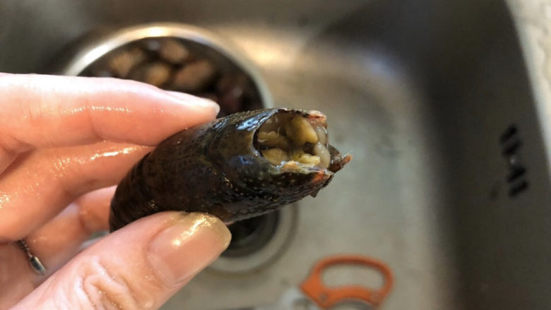 蒜香小龙虾,挑出龙虾的胃,这一步一定要做,然后再冲洗一次龙虾就处理好了