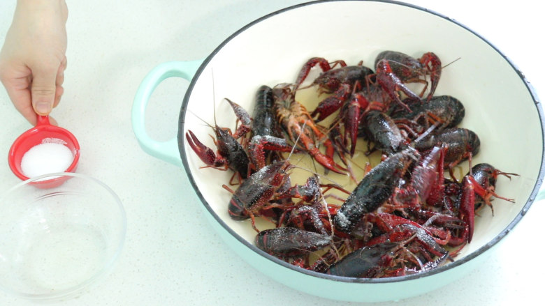 蒜香小龙虾,倒入食盐,腌制清理