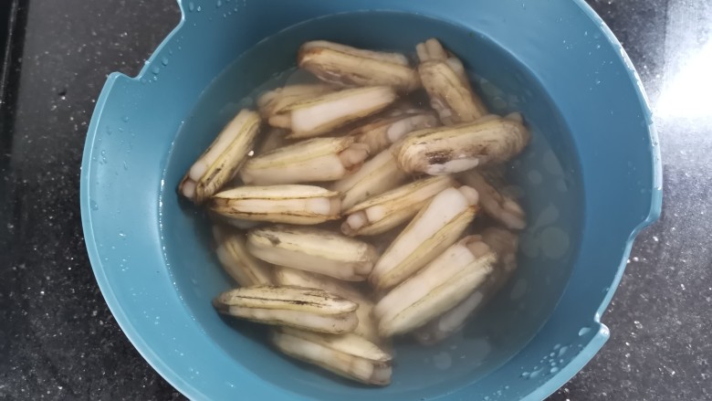 辣炒蛏子,放入蛏子浸泡2-3小时,使蛏子吐干净泥沙