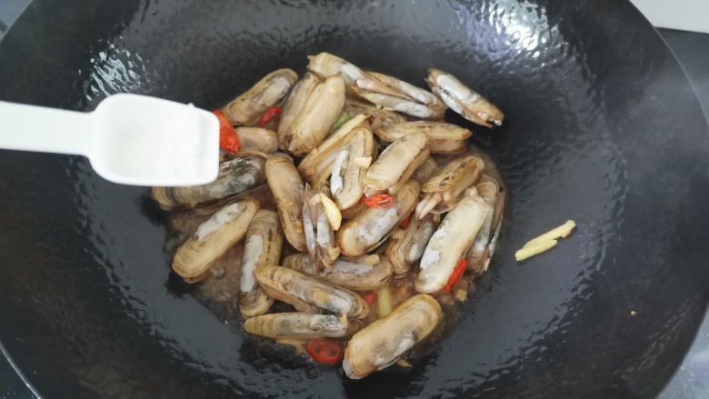 辣炒蛏子,加入少许盐炒匀,中小火烧3分钟