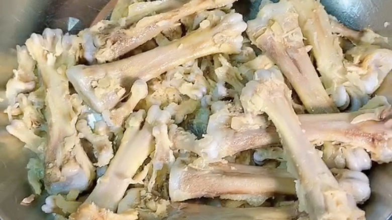 无骨鸡爪,一堆的鸡骨,可以做啥用?哈哈哈
