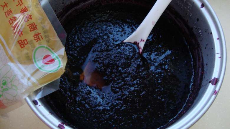 滋补肝肾的洋参枸杞桑葚膏,倒入蜂蜜搅匀,继续熬稠