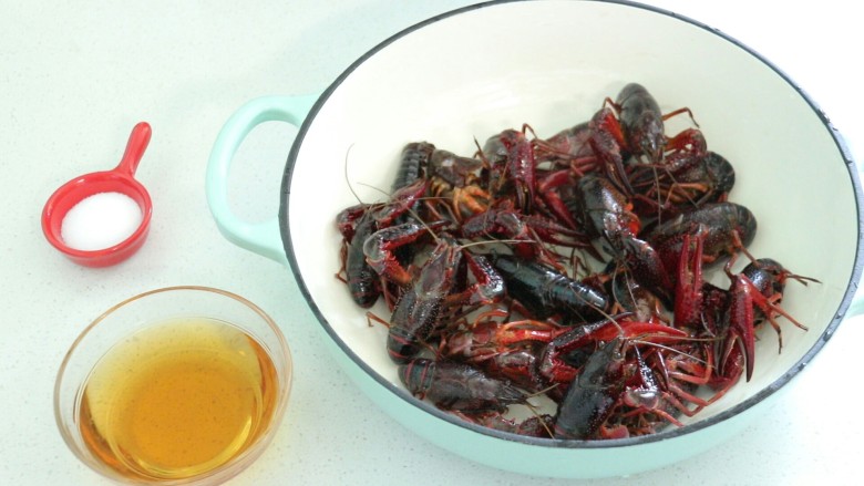 清蒸小龙虾,放入<a style='color:red;display:inline-block;' href='/shicai/ 718'>料酒</a>和食盐腌制一会,去腥除味