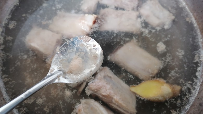 四季豆烧排骨,沸腾后撇去浮沫,加少许黄酒去腥然后煮一会关火。