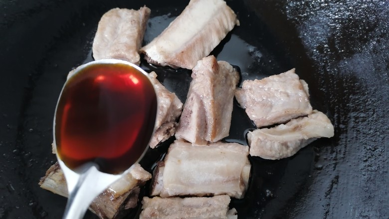 四季豆烧排骨,放入排骨翻炒,加入两勺<a style='color:red;display:inline-block;' href='/shicai/ 788'>生抽</a>