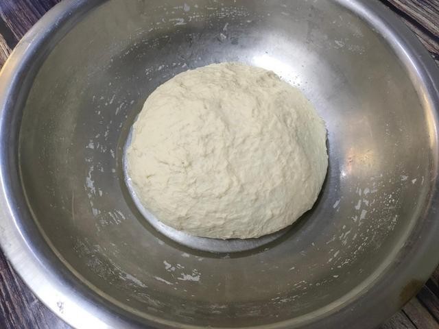 简易香酥大油条&配方&做法分享,首先把<a style='color:red;display:inline-block;' href='/shicai/ 519'>面粉</a>和成光滑的面团盖保鲜膜醒发30分钟