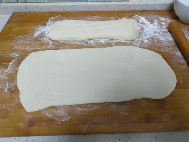 简易香酥大油条&配方&做法分享,把醒发好的面团擀成长条
