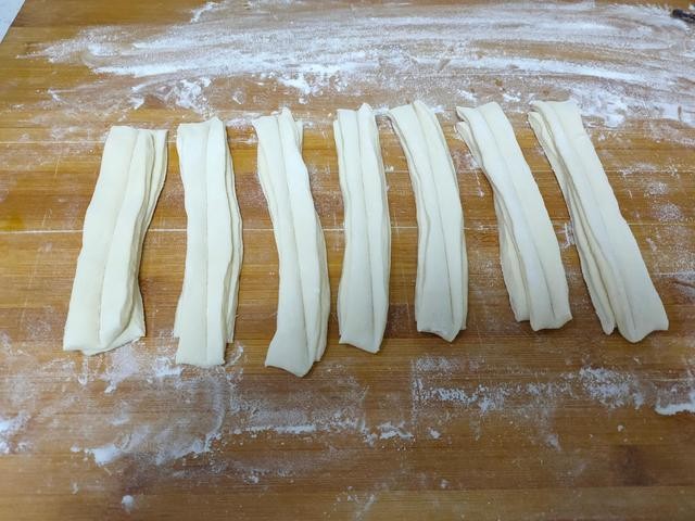 简易香酥大油条&配方&做法分享,切成2cm左右的条两片磊一起成形后再第二次定形醒发15分钟左右