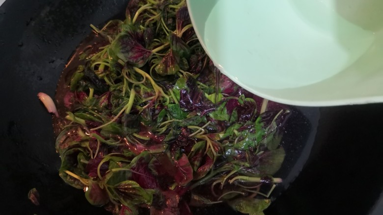 蒜香虾皮红苋,苋菜回软,加入水,与菜齐平