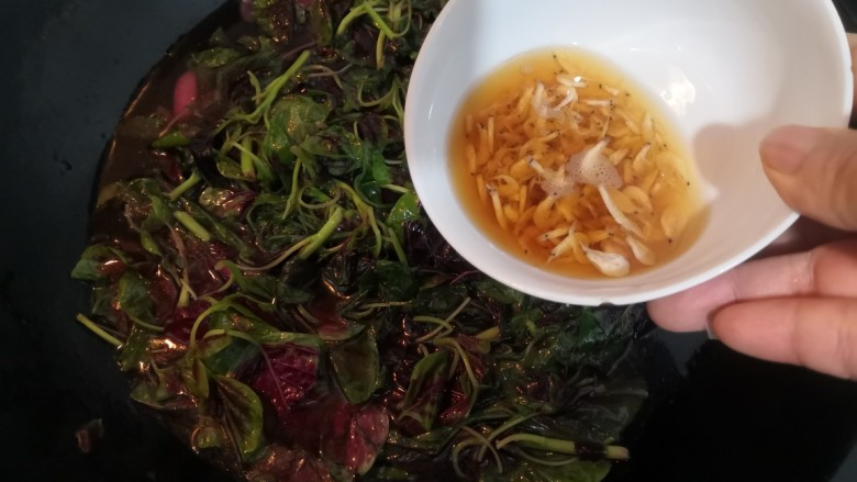 蒜香虾皮红苋,把虾皮料酒,倒入锅中,大火烧煮