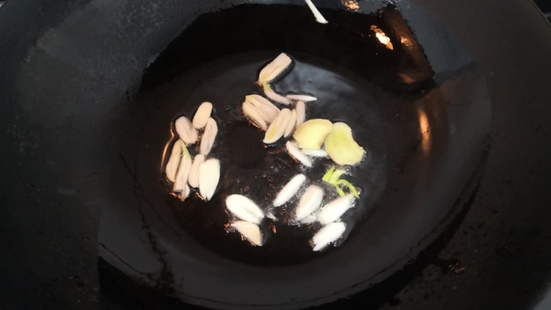 蒜香虾皮红苋,放入蒜姜,爆香