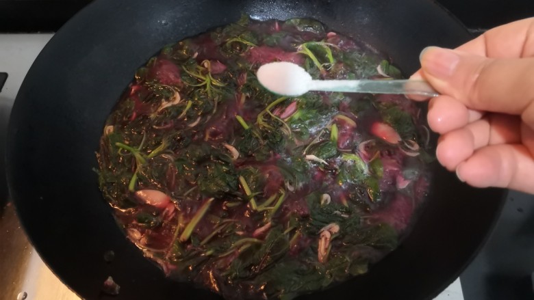 蒜香虾皮红苋,煮开后,加入盐