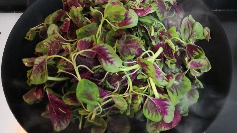 蒜香虾皮红苋,把苋菜,倒入锅中