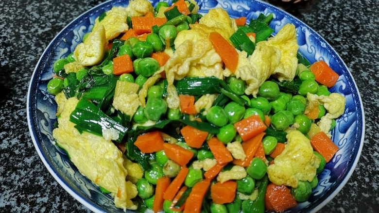 都说鹅蛋腥,味儿大?那是因为你不会做,鹅蛋这样做,好看更好吃,五颜六色,黄的鹅蛋,绿的豌豆仁,红的胡萝卜,香喷喷的,还超级有营养的鹅蛋炒豌豆仁就做好了。
我就不信,这样的鹅蛋还会不好吃。