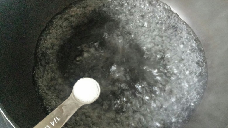 橄榄菜炒四季豆,锅中加入适量清水烧开,加入一勺盐