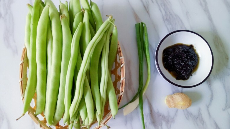 橄榄菜炒四季豆,准备好新鲜食材