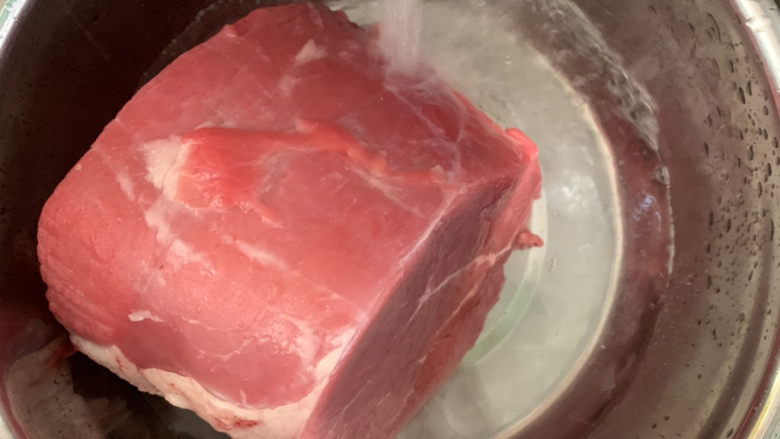 自制牛肉干,凉水泡牛肉,把血水泡出来