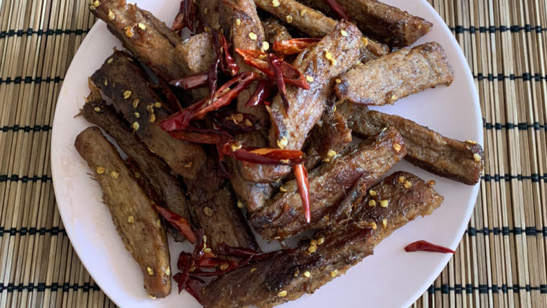 自制牛肉干,吸油纸吸干煎好的肉条,放一宿会更还吃,切记!切记!切记!做好一定不要尝,否则就会跟我一样,停不下