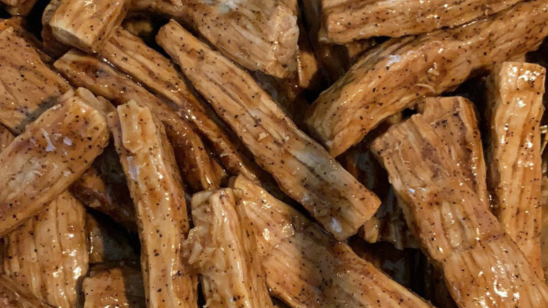 自制牛肉干,我喜欢黑胡椒口味,用自己喜欢的口味烧烤酱腌制一会,少水,放压力锅压20分钟,捞出控干