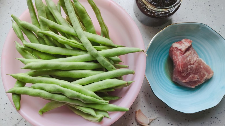 橄榄菜炒四季豆,首先我们准备好所有食材