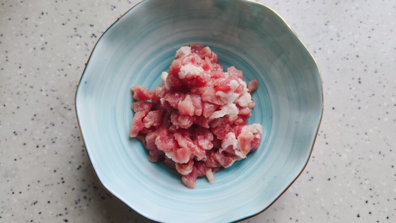 橄榄菜炒四季豆,<a style='color:red;display:inline-block;' href='/shicai/ 34494'>猪瘦肉</a>冲洗干净,切成小丁