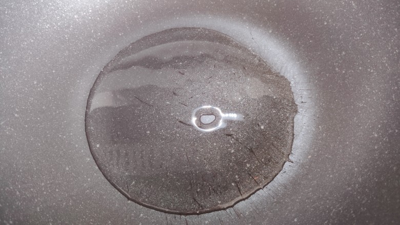 橄榄菜炒四季豆,起油锅,热锅凉油