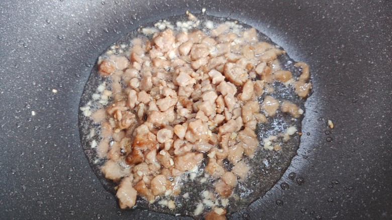 橄榄菜炒四季豆,转中大火,翻炒至猪肉变色