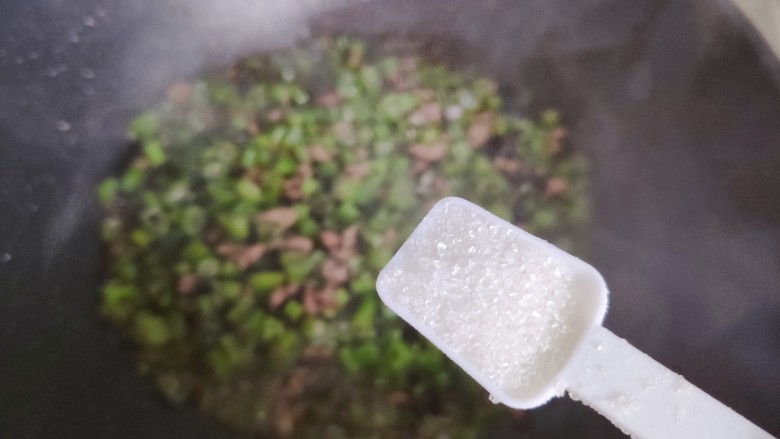 橄榄菜炒四季豆,加一小勺细砂糖,翻炒均匀即可