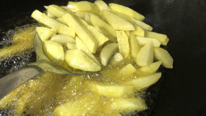 香辣虾扯蛋,把汆水后的土豆用油炸,如果平时自己想吃这种薯条🍟就需要冷冻后炸口感更好