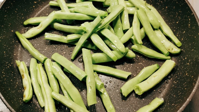干煸芸豆,起油锅 放入2汤匙食用油 油热后放入芸豆段 干煸