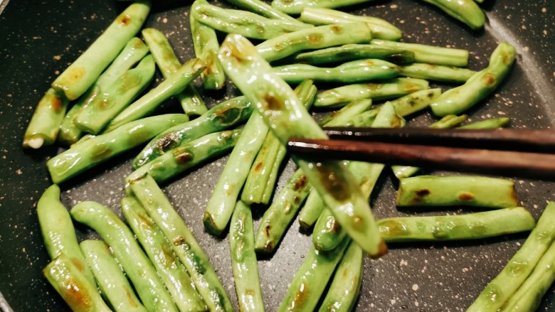 干煸芸豆,干煸成有焦黄的斑点 芸豆表皮有了皱褶 铲出备用