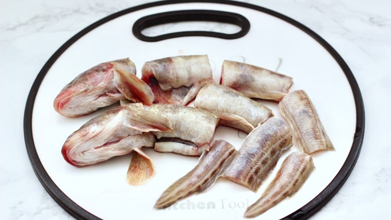 番茄黑鱼片,<a style='color:red;display:inline-block;' href='/shicai/ 8902'>海鲶鱼</a>去除内脏后,清洗干净用刀切成段。