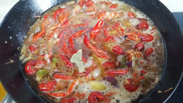 蒜香小龙虾,翻炒5分钟后,加汤汁,加盐,糖,啤酒,蚝油,中水熬炖