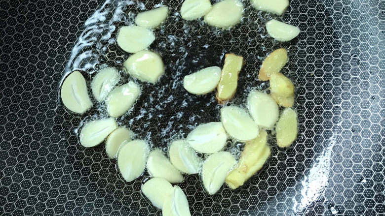 牛肝菌焖鸡,热锅冷油,放入姜蒜炒香