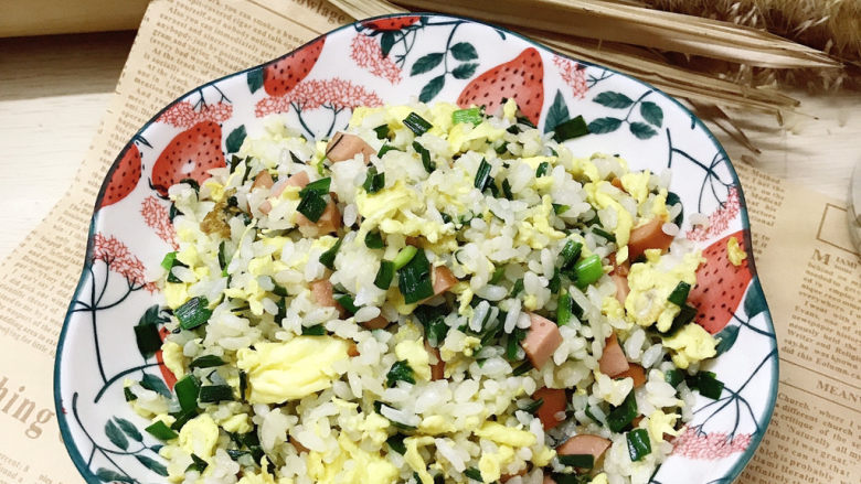 韭菜鸡蛋炒饭,装入碗中即可食用。