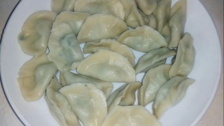 手工水饺,煮好后,盛入盘中。