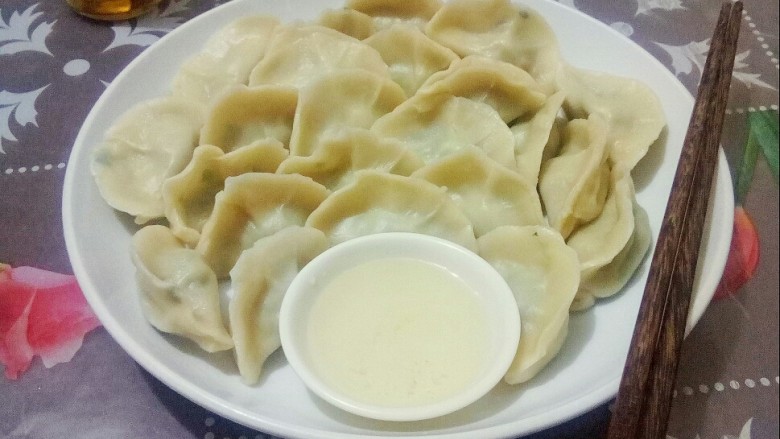 手工水饺,蘸着米醋,吃手工水饺味更美。