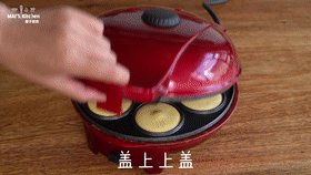 超美味【无油酸奶甜甜圈】又松又软,取出,置于晾架。