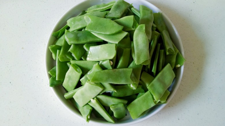 干煸芸豆,用手掰成小段,撕掉筋