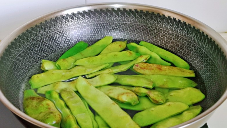四季豆烧排骨,豆角去根去尖焯水:冷水下锅大火烧开捞出备用。
